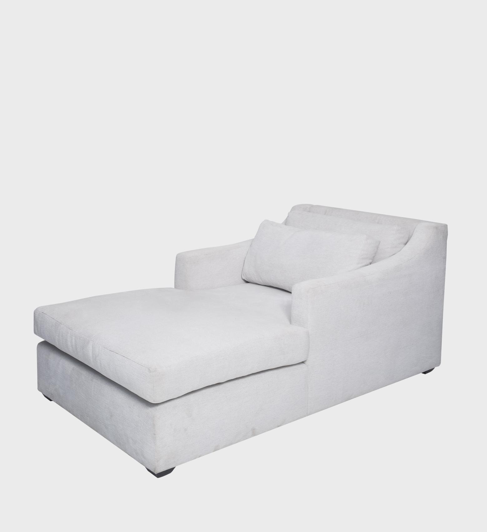 The Cavalli Daybed embodies modern comfort with its clean lines and plush light‑grey upholstery.