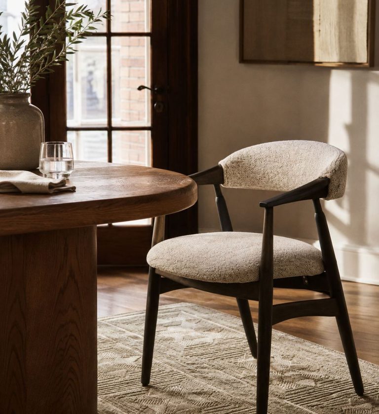 The No Naka Dining Chair captures the essence of mid‑century modern design with its sculptural form and refined simplicity.